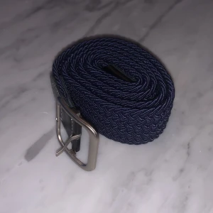 Marinblått flätat ” grisch ” bälte  - Topp skick och aldrig använd. Perfekt till alla er som vill uppa eran klädstil.