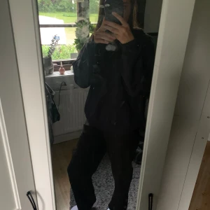 Lowwaist kostymbyxor. - Använda 1 gång. Uppsydda ca 10 cm då jag GICK på dem. Passar en person som är från 165-169