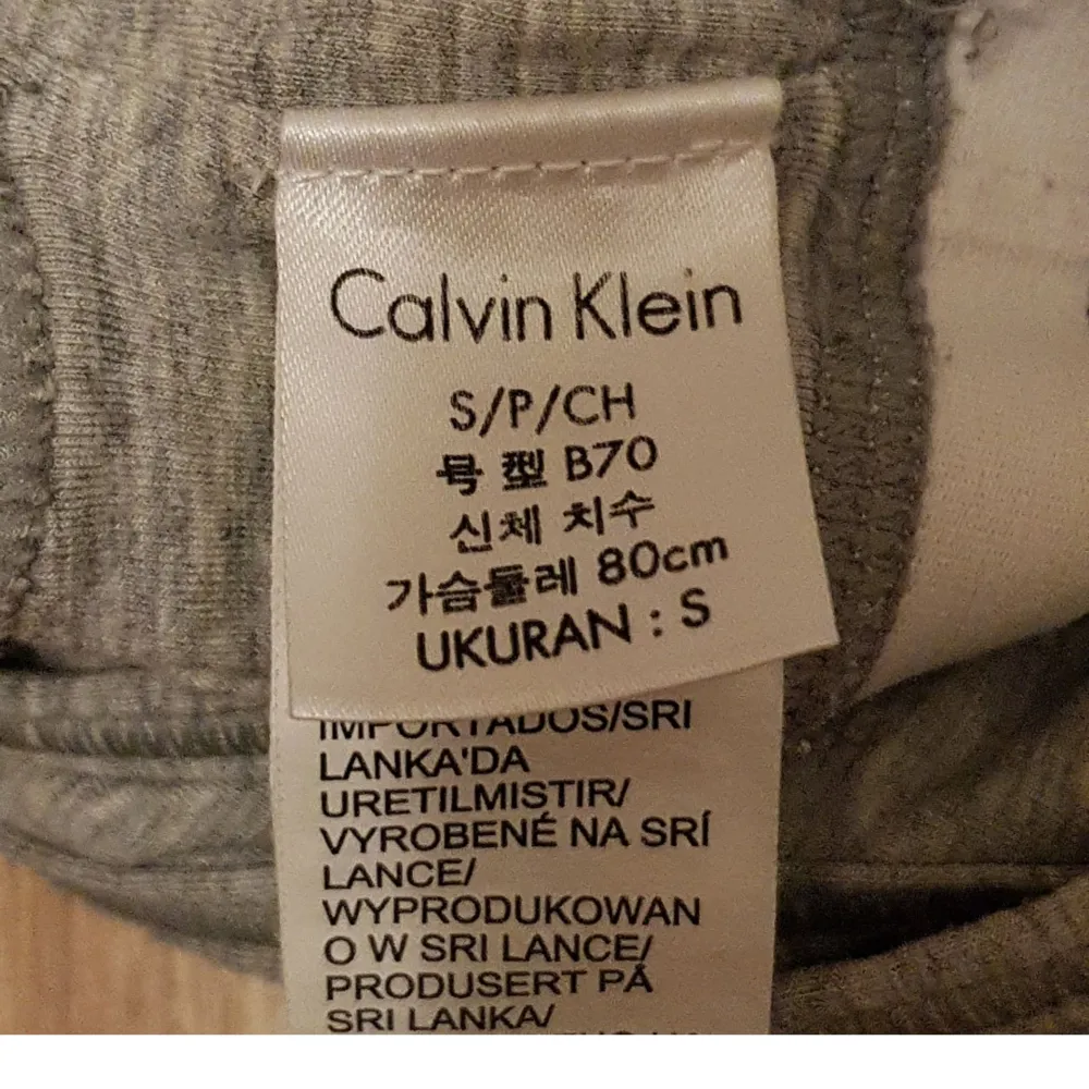 Calvin Klein crop topp bh topp strl S (29cmX2 A kuppa) Skick använd få tal gånger så in bra skick. Accessoarer.