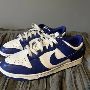 Nike dunk low - Tjena, säljer nu mina blå/vita dunks som är i väldigt bra skick. Storlek 43, nypris 1500kr. Pris kan diskuteras