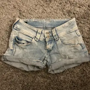 Lågmidjade jeans shorts storlek S/M❤️