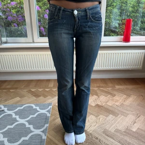 Lågmidjade bootcut jeans - Säljer dessa jeansen i stl 26 skulle jag säga. De passar mig som är 169 cm färgen är perfekt men har tyvärr flera liknande o säljer därav.💕💕