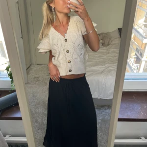 Svart långkjol - Säljer denna svarta Långkjol. Har du någon fråga är det bara att höra av dig🫶🏻