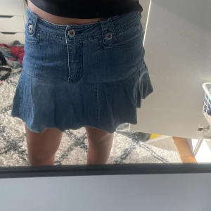 jeanskjol - säljer min jättegulliga jeanskjol som är utsvängd längst ned, perfekt nu till sommaren! säljer på grund av att den inte passar mig. aldrig använd. skriv om du har några frågor💞