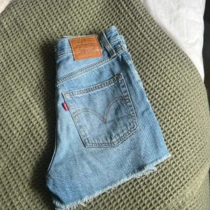 Levis shorts - Blåa Levis shorts, i storlek W25 Köparen står för eventuell frakt💕✨ 