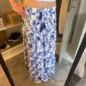 Långkjol - Jätte söt kjol perfekt nu till sommaren💕💕passar mig i som är 169 för referens, går inte ner i pris då det är många intresserade