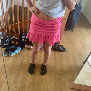 Rosa tyg kjol - En jättefin rosa mini tyg kjol, perfekt till sommarn. Köpte denna på ginatricot men jag använder den inte jätte ofta.