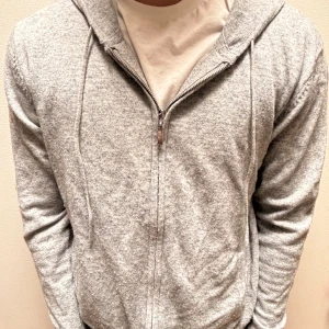 Merino zip hoodie - Tja, säljer denna sjukt feta gråa merinoull zip hoodien från zadolo. Väldigt eftertraktad då den är slutsåld. 9/10 skick då den inte är använd många gånger. Priset är ej hugget i stenen, skriv vid minsta lilla fundering!