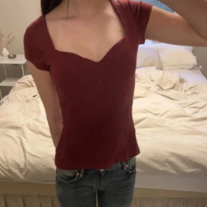 Vinröd topp💕 - Lånade bilder!! Säljer eftersom den inte kommer till användning längre! Slutsåld på hemsidan i storlek xs och s😊 kan gå ner i pris. 