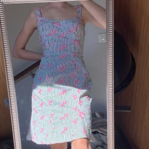 Sommarklänning  - Säljer den drömigaste sommarklänningen med blommor 🌷 ! Randig klänning med rosa blom söm. Sitter så fint i passformen och är verkligen perfekt nu till sommaren!🌸 Har endast provat den så den är som ny!🌸