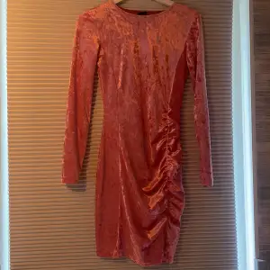 En rosa klänning från Gina tricot i okej skick. Den är använd ett fåtal gånger. Dock har den spruckit i sömnen på två ställen (bild 3&4). Därav billigt pris 
