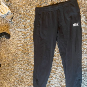 Ea7 byxor  - Ny skick är inte så skrynkliga som på bilden använd Max 3 gånger. Strl L sitter precis som ett par medium har växt ur de färgen är mörkblå skriv för med bilder. Byten funkar även 🤙