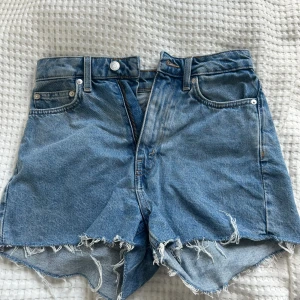 Jeansshorts - Säljer ett par jättefina jeansshorts ifrån Weekday i modellen Rowe, storlek 27. Tyvärr var de för små därav säljer jag dem. Skriv för fler bilder💫