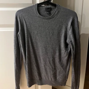 Stickad tröja  - Stickad tröja från hm Använd fåtal gånger  Skick: 8/10 Pris kan diskuteras  Xs