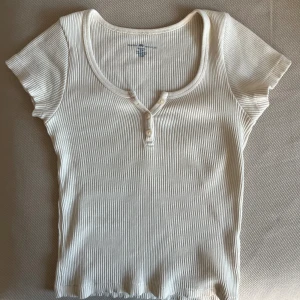 Beige topp - Topp från Brandy Melville i perfekt skick, endast använd 1 gång. 