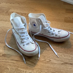 Converse All Star Hi optical white - Sparsamt använda och är i mycket gott skick. Storlek 5 (EUR 37,5), 24 cm. Original kartong medföljer.