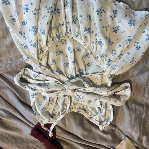 Jätte gullig tröja - Jätte gullig tröja med öppen rygg med rosett priset kan diskuteras och bara att skriva om ni undrar något!