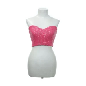 Rosa fest topp - Rosa paljett topp från NAKD.🩷 Super fin och perfekt till fest! Säljer då den tyvärr blivit för liten.  Använd fåtal gånger så fint skick! Skriv privat vid frågor!🩷