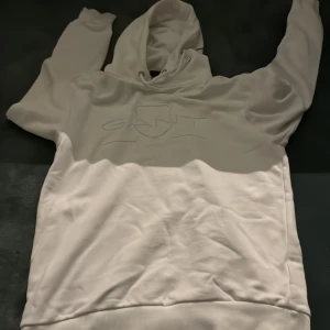Gant hoddie  - Säljer min gant hoddie för den inte passar mig köpt på gant i Gränby för 1200 kr 