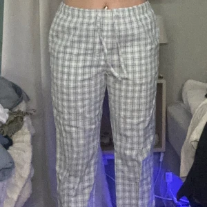 Pyjamas byxor  - Detta är ett par pyjamasbyxor som är väldigt mjuka och pösiga för den som vill vara bekväm. Plagget köptes för 200 och jag säljer för 100kr. Passar perfekt på en fredag myskväll. Aldrig använd och om du är intresserad skriv till mig 