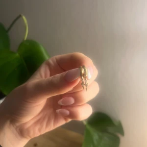 Öronhänge  - Jätte fina guld öronhängen från safira i bra skick. Säljer då jag inte andvänder guld längre💗Nypris 449 kr jag säljer för 250kr💗