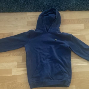 Lyle&Scott hoodie  - Säljer en lyle&scott hoodie då den är för liten. Tröjan är i ett bra skick.