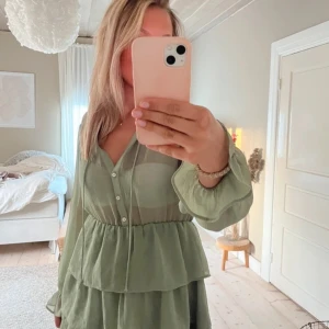 Zara klänning - Jättefin klänning från zara som inte kommer till användning. Nyskick då den endast är använd två gånger!