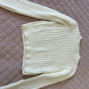 Jätte fin stickad tröja - Helt ny och oanvänd, jätte bra material och fin färg