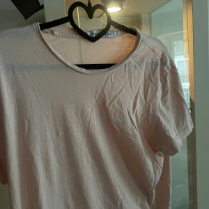 Calvin Klein T-shirt - CK t-shirt i storlek M  Sparsamt använd  Nypris 349:-