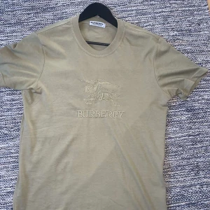 Burberry t-shirt - Säljer denna tröja då den inte passar mig, storleken är S men passar M bättre då den är större i storleken. Skicket är 10/10 och är sprillans ny. 