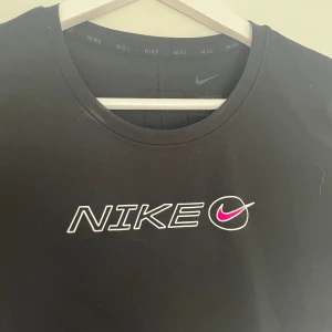 Nike topp - Säljer denna topp från Nike då den aldrig använda och har aldrig används. Nypris 300 kr och säljer för 170kr🤍