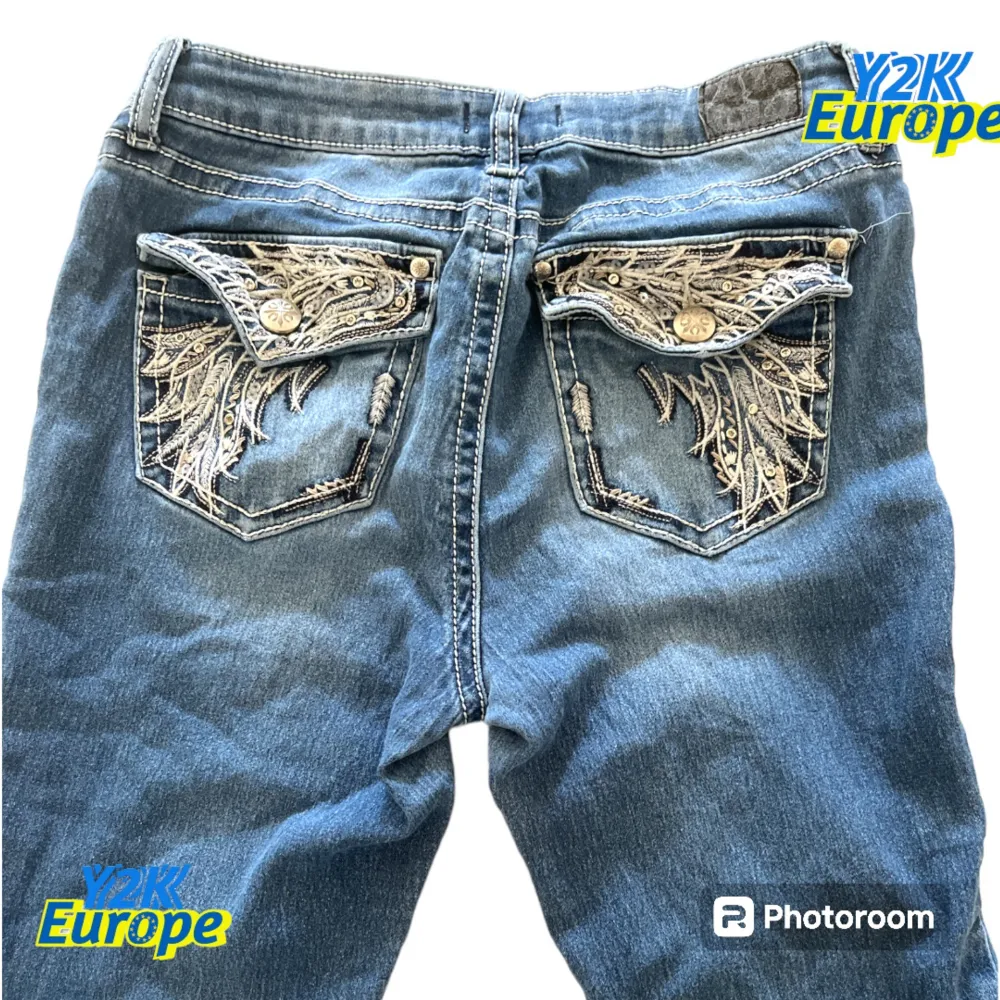 Jätte finna bootcut jeans som påminner mig om miss me💙Midja 33 cm, längd 100 cm, Inrebenslängd 75 cm, benöpning 20 cm💙Mycket bra kondition💙Priset kan diskuteras💙. Jeans & Byxor.