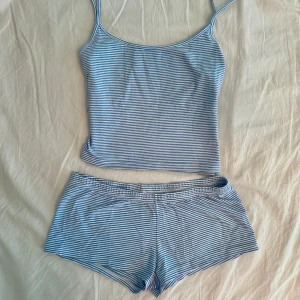 Brandy Melville set  - Såå gulligt randigt pyjamas set från brandy Melville💙🩵 Passar xs/s, perfekt skick! 