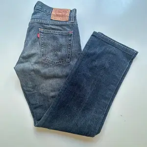 Vintage Levis jeans med skön tvätt i modellen 514. Midja 31, längd 32 (sitter som längd 30). Skick 8/10. Minimal fläck på nedre vänstra benets baksida (se bild 5)