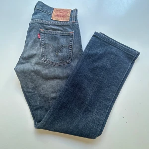 Levis 514 - Vintage Levis jeans med skön tvätt i modellen 514. Midja 31, längd 32 (sitter som längd 30). Skick 8/10. Minimal fläck på nedre vänstra benets baksida (se bild 5). Modell 182cm