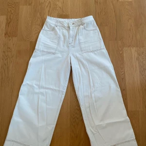 Vita jeans - Använda några gånger men i bra skick! Vida och har bruna sömmar