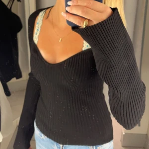 Topp från H&M - Säljer den a fina ribbstickade toppen då den inte kommer till användning av mig tyvärr!  Slutsåld i nästan alla storlekar 💓