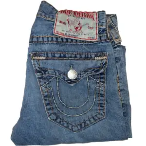 True Religion jeans Billy bootcut fit, Super T stitch. W32 [Ytterbenslängd 95cm] [Innerbenslängd 70cm] [Midja 41cm] [Benöppning 24cm]