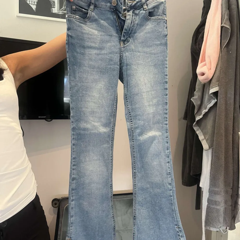 Snygga jeans i toppenskick från Ginatricot. Säljer för att de inte kommit till användning på ett tag❤️‍🔥De är rätt små i storlek). Jeans & Byxor.