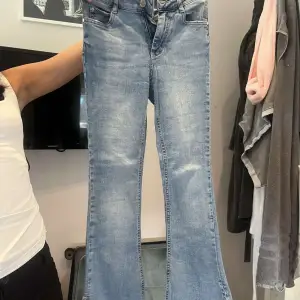 Snygga jeans i toppenskick från Ginatricot. Säljer för att de inte kommit till användning på ett tag❤️‍🔥De är rätt små i storlek)