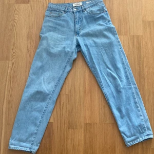 PULL & BEAR wide leg jeans - har änvänt dem några gånger, bra kondition, storlek 36 eur, skriv om mer info