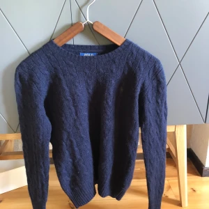 Ralph Lauren ulltröja - Fräsch Ralph Lauren tröja till ett bra pris! Skick 9-10, äkta, storlek 14-16 (barnstorlek) skriv för eventuellt frågor🍾