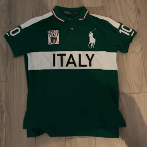 Chief keef italy polo  - Chief keef italy polo tvär rare🔥 Size M  Snälla skicka inga bud under 1000kr💀🙏 Bah skriva om mer bilder