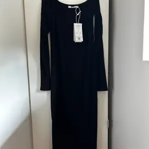 En helt ny off shoulder klänning från NA-KD, skit snygg på!!😍