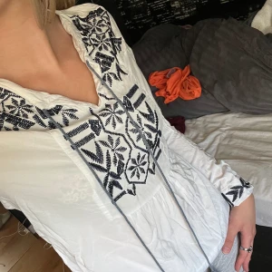 Somrig blus - Jättefin blus med broderi, säljer för att den är för liten!
