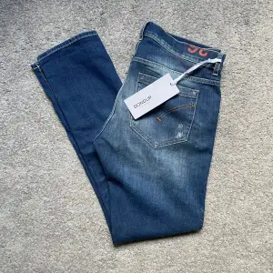 OBS: INGA BYTEN | Helt nya Dondup ”George” jeans med tags kvar | Storlek: 36 (sitter som 34 pga skinny fit) | Väldigt eftertraktad modell med slitningar som kostar 3000 på hemsidan | Skriv gärna vid funderingar!