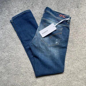 Dondup Jeans  - OBS: INGA BYTEN | Helt nya Dondup ”George” jeans med tags kvar | Storlek: 36 (sitter som 34 pga skinny fit) | Väldigt eftertraktad modell med slitningar som kostar 3000 på hemsidan | Skriv gärna vid funderingar!