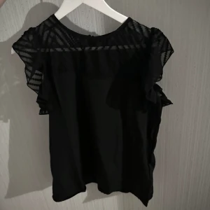 blus - svart fin blus i storlek S. aldrig använt bara testad. skriv för mer information⭐️
