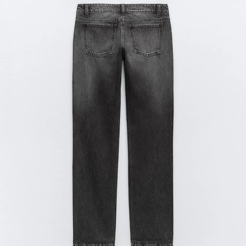 Jättesnygga lågmidjade raka jeans. Säljer då de är för långa på mig. Har aldrig använt och prislappen sitter kvar. Ny pris 399kr. Jeans & Byxor.