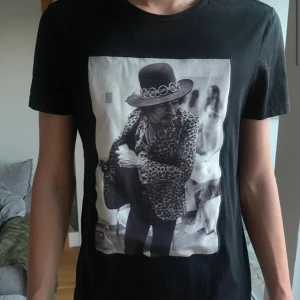 Limitato t-shirt svart - Snygg svart Limitato t-shirt i väldigt bra skick, andvönd fåtal gånger! Style name: 10724 - Cigar Artist: Bardot Kommer i original box + tag Kolla på min Vinted hemsida för bättre bilder: jolineliasson